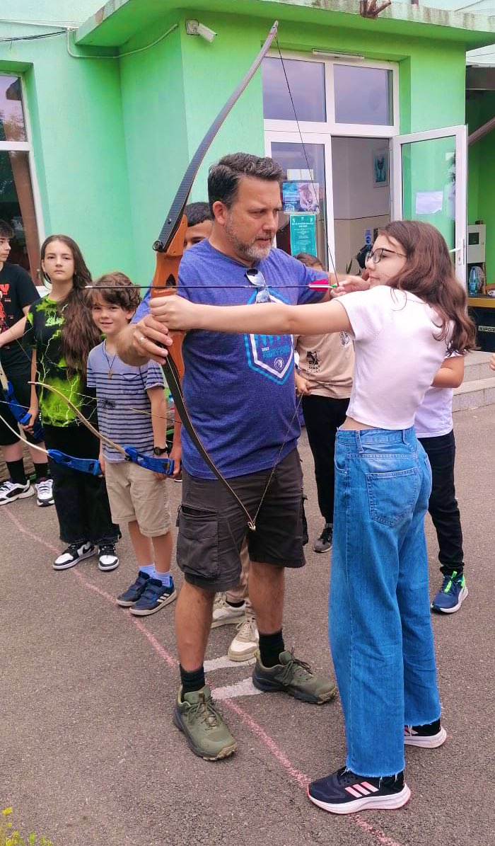 Project__Ruth's tweet image. Summer break = sleeping in, snacks and lots of tv? Not for our students enrolled in our Healthy Lifestyles program who are busy this week learning new sports such as archery and American football while chowing down on healthy snacks and chugging lots of H2O! @UWRomania