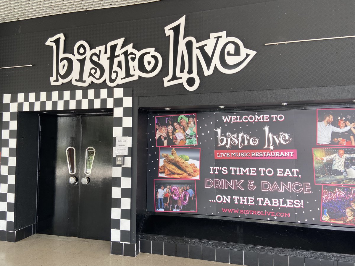Saturday was HOT! It was PARTY night at Bistro Live Milton Keynes!! Everyone danced the night away! Great to be back! Thanks goes out to Rob and the team! @BistroLive #BistroLive #miltonkeynes #partyvenue #partyband