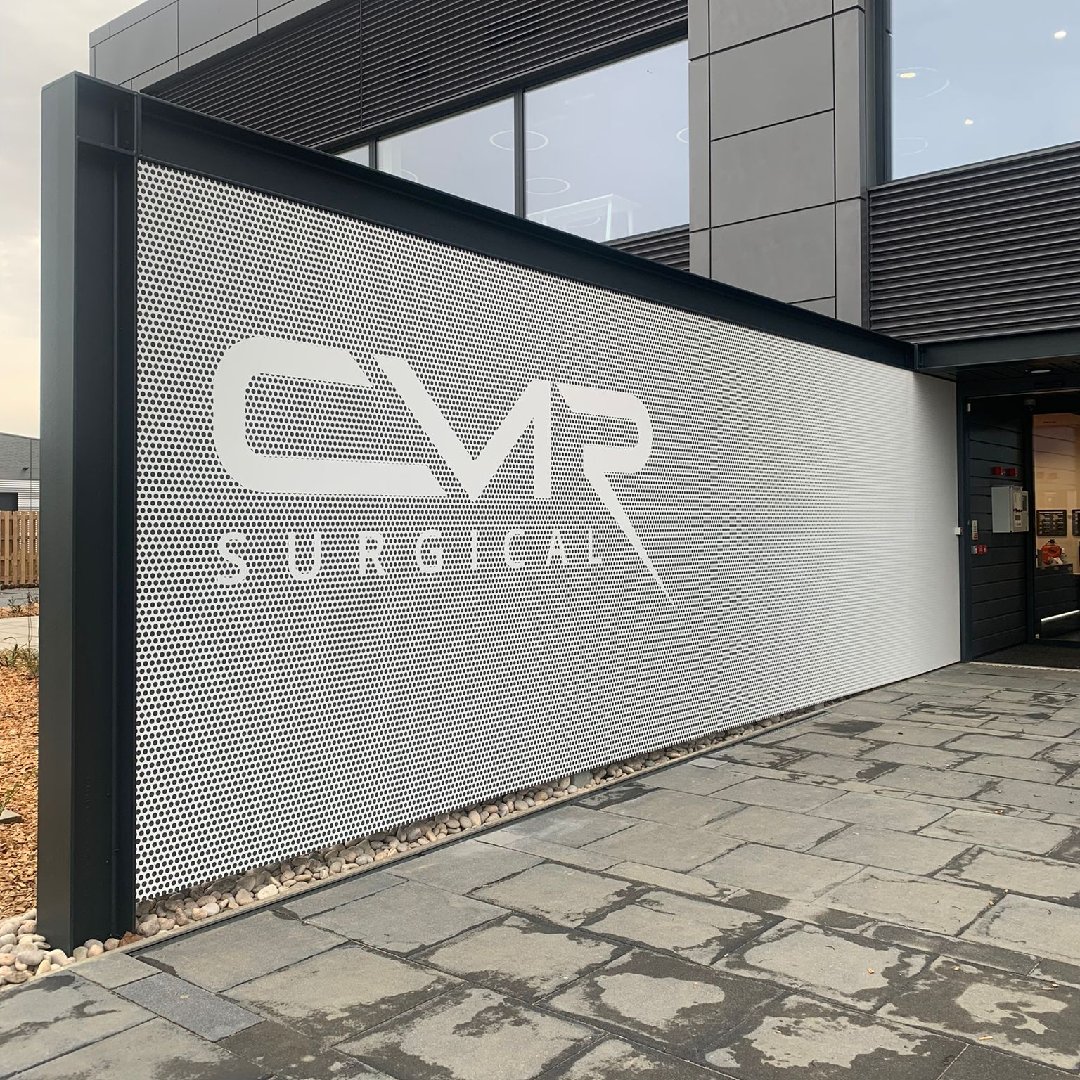 We loved doing this job 😍

We recently transformed this doorway into a fully branded, unmissable entrance!

The #signage is in keeping with the building's aesthetic, on-brand, and looks amazing.