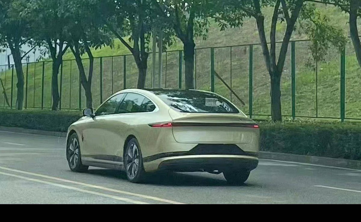 MotorsUniland's tweet photo. Changan Qiyuan A07 EV spy shots exposed in China. To compete with ID.7 and Model 3. #EVNews #electriccars #evexporter https://t.co/ad20hYsyKo