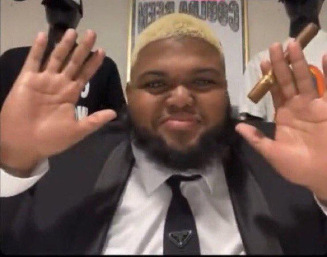 notfranz_kafka's tweet image. Lots of school materials to read but I’m not moved by material things.