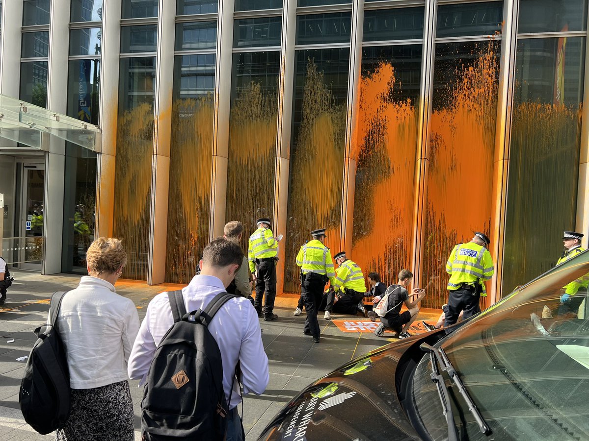 #stopoil protests at #canarywharf 🙄🙄