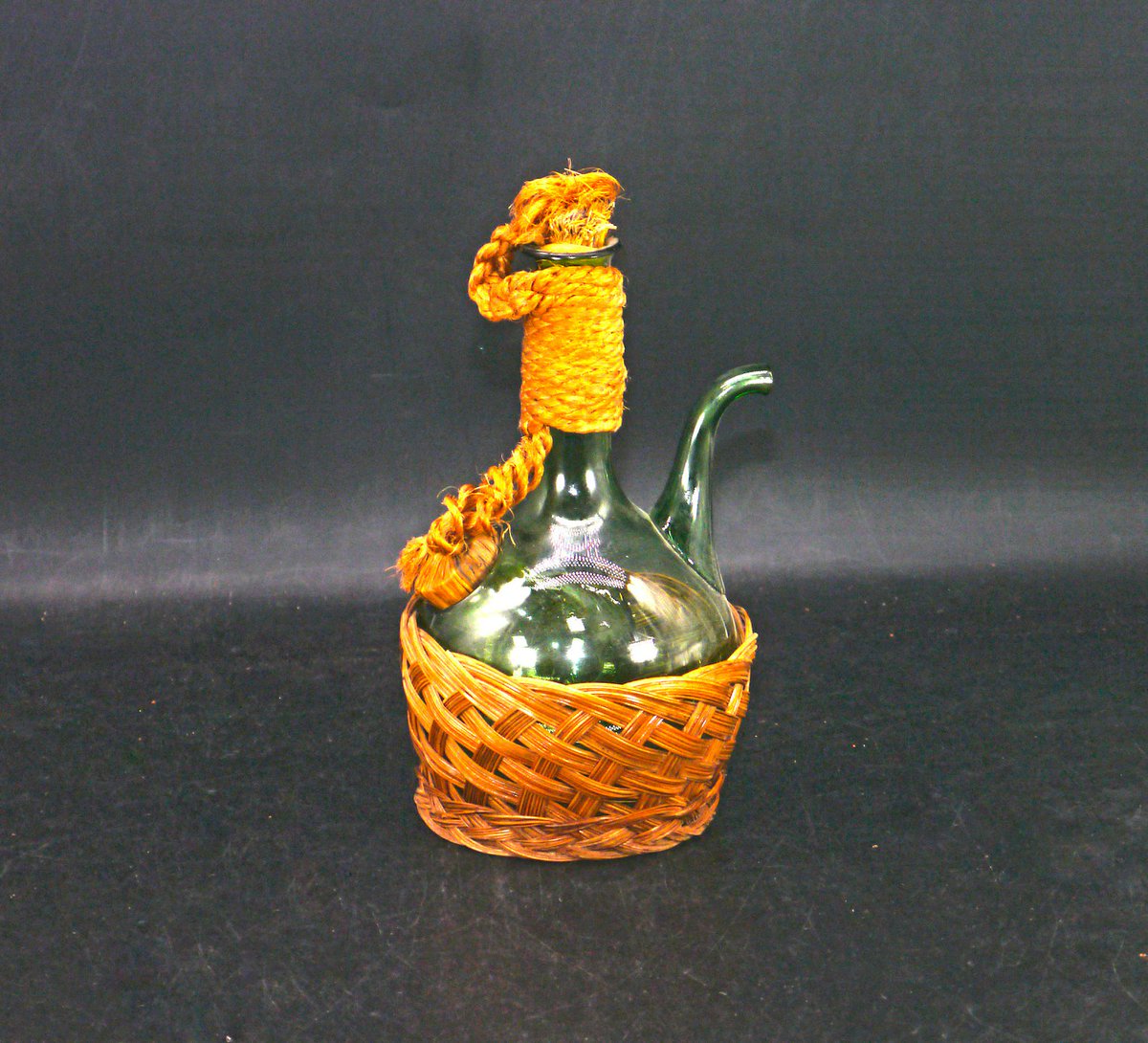 G97816960Girl's tweet photo. Mid-century Italian fiasco green-glass wine bottle | decanter ice-cooler bulb and stopper and separate serving basket. https://t.co/833D4ai8eK via @Etsy #BuyfromGroovy #antiqueshop #vintageglass #Italianglass #Fiascobottle #decanter #winedecanter #homebar #MCMbar #EtsySellers https://t.co/xjrsn3Y00A