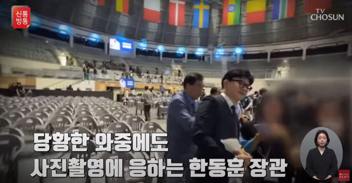 사람 본성은 위기나 갈등 상황에서 드러나기 마련이잖아. 휴대폰이 분실된 걸 알고도 한결같이 친절한 태도로 요청에 응하며 끝까지 사진을 찍어 주던데..
내 혈육도 폰 잃어버린 적 있었거든? 한껏 예민해져서 머리채 잡고 파운딩 펀치로 안면 내려 찍으면서 싸운 적 있어서 한동훈이 더 대단해 보여;