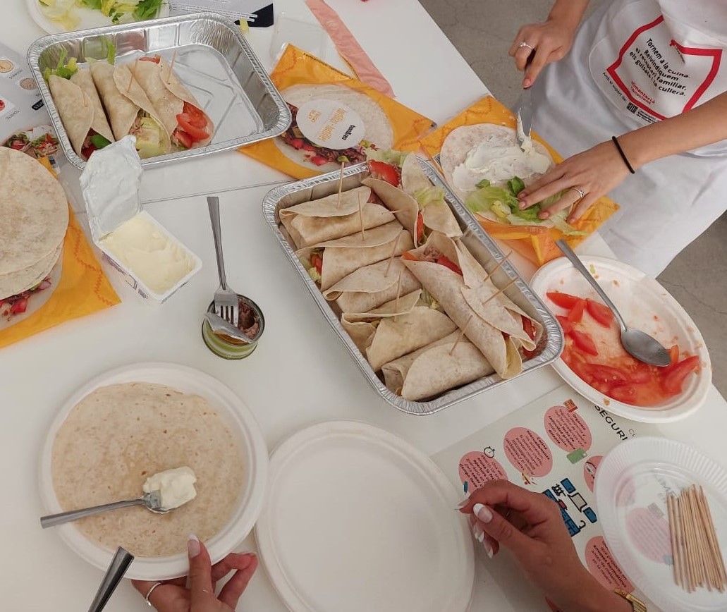 CreuRoja_Salut's tweet photo. Menjar saludable i ràpid, ÉS POSSIBLE! 😎

Així ho hem comprovat amb un grup de joves i vam fer receptes fresques per a combatre la calor: wraps de tonyina i vegetals🌮, amanida de mongetes🥗, hummus, entrepans vegetals🥪, batuts de fruita 🍑i dònuts de poma🍏 #AlimentacióCR https://t.co/MMjmJ1iqQb