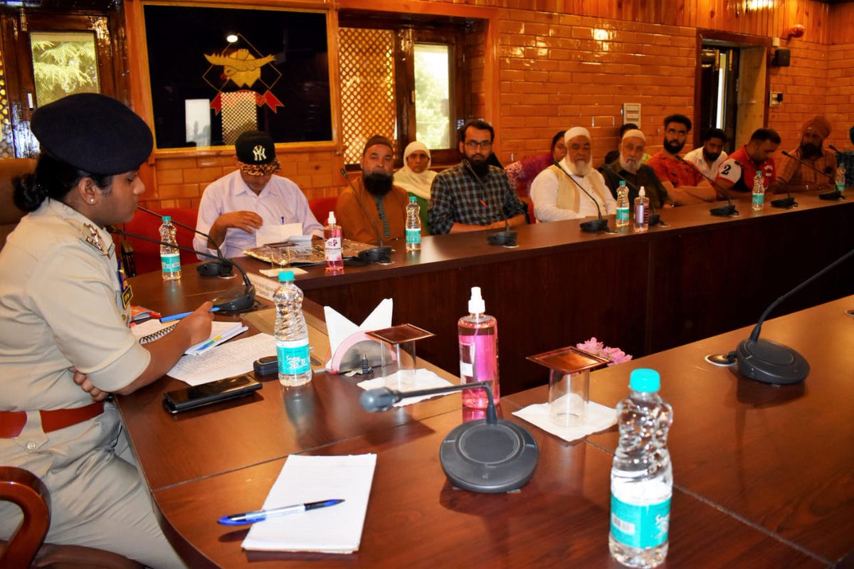 #SALUTETOMARTYR SP Hqrs Baramulla Ms Divya D-IPS chaired meeting with NOK of Police Martyrs at DPL Baramulla in order to know the welfare and wellness of families of Police martyrs and to strengthen the bond. @JmuKmrPolice. @KashmirPolice @DIGBaramulla @Amod_India @DivyaDev_ips