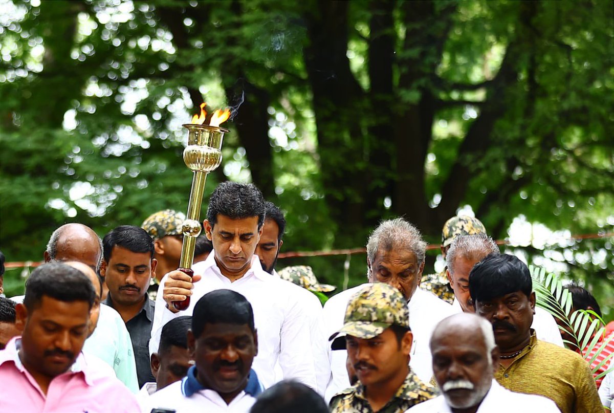 Flagged off a grand procession carrying the torch to mark #NadaprabhuKempegowda's Jayanthi from Halasur Lake to Vidhana Soudha.

Energy minister Shri @thekjgeorge was present among others. 

#KempegowdaJayanthi