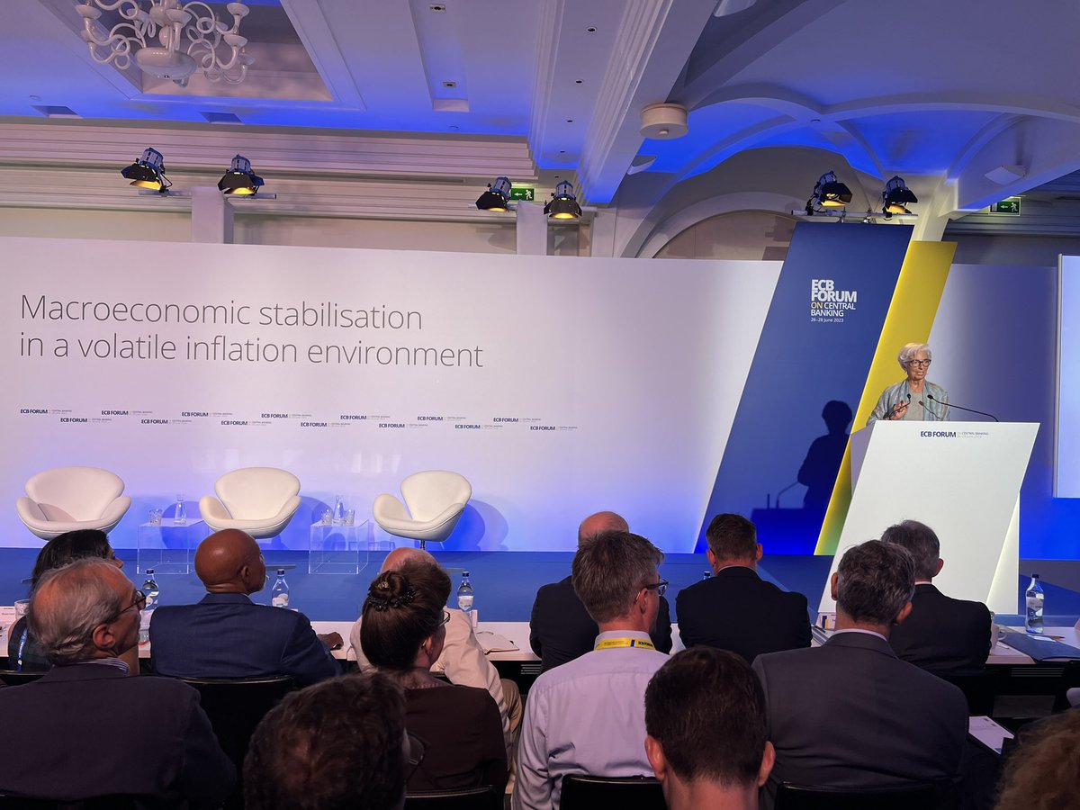 Lagarde giving her introductory speech in Sintra

Key words “length” and “level” for policy tightening / stance

#ECBForum 

ecb.europa.eu/press/key/date…