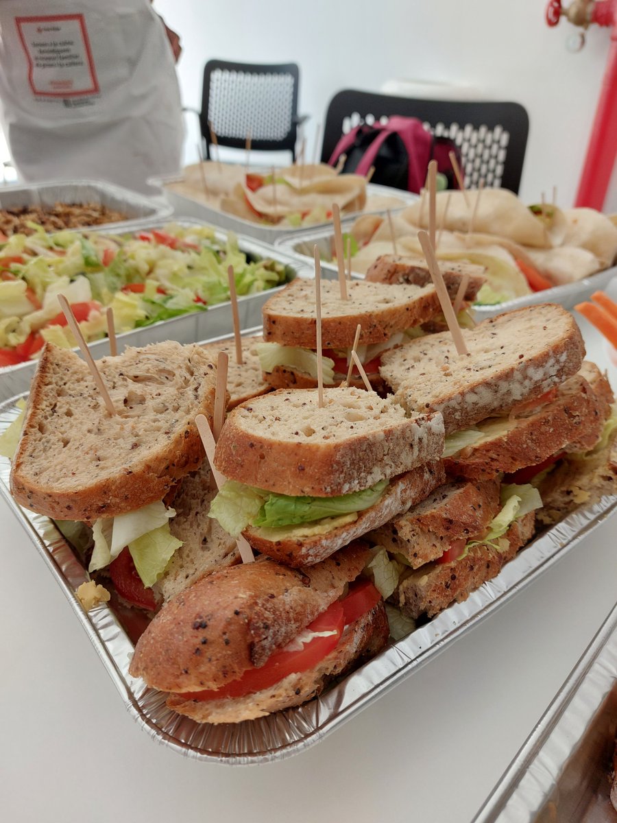 CreuRoja_Salut's tweet photo. Menjar saludable i ràpid, ÉS POSSIBLE! 😎

Així ho hem comprovat amb un grup de joves i vam fer receptes fresques per a combatre la calor: wraps de tonyina i vegetals🌮, amanida de mongetes🥗, hummus, entrepans vegetals🥪, batuts de fruita 🍑i dònuts de poma🍏 #AlimentacióCR https://t.co/MMjmJ1iqQb