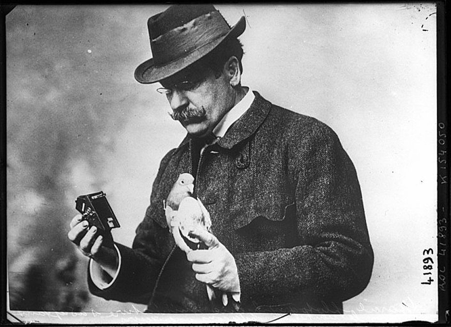 1900'lerin başında Julius Neubronner adında bir adam,  güvercinlerin bedenine 75 gramlık bir fotoğraf makinesi bağlayıp kuşbakışı fotoğraflar çekmelerini sağlamış.