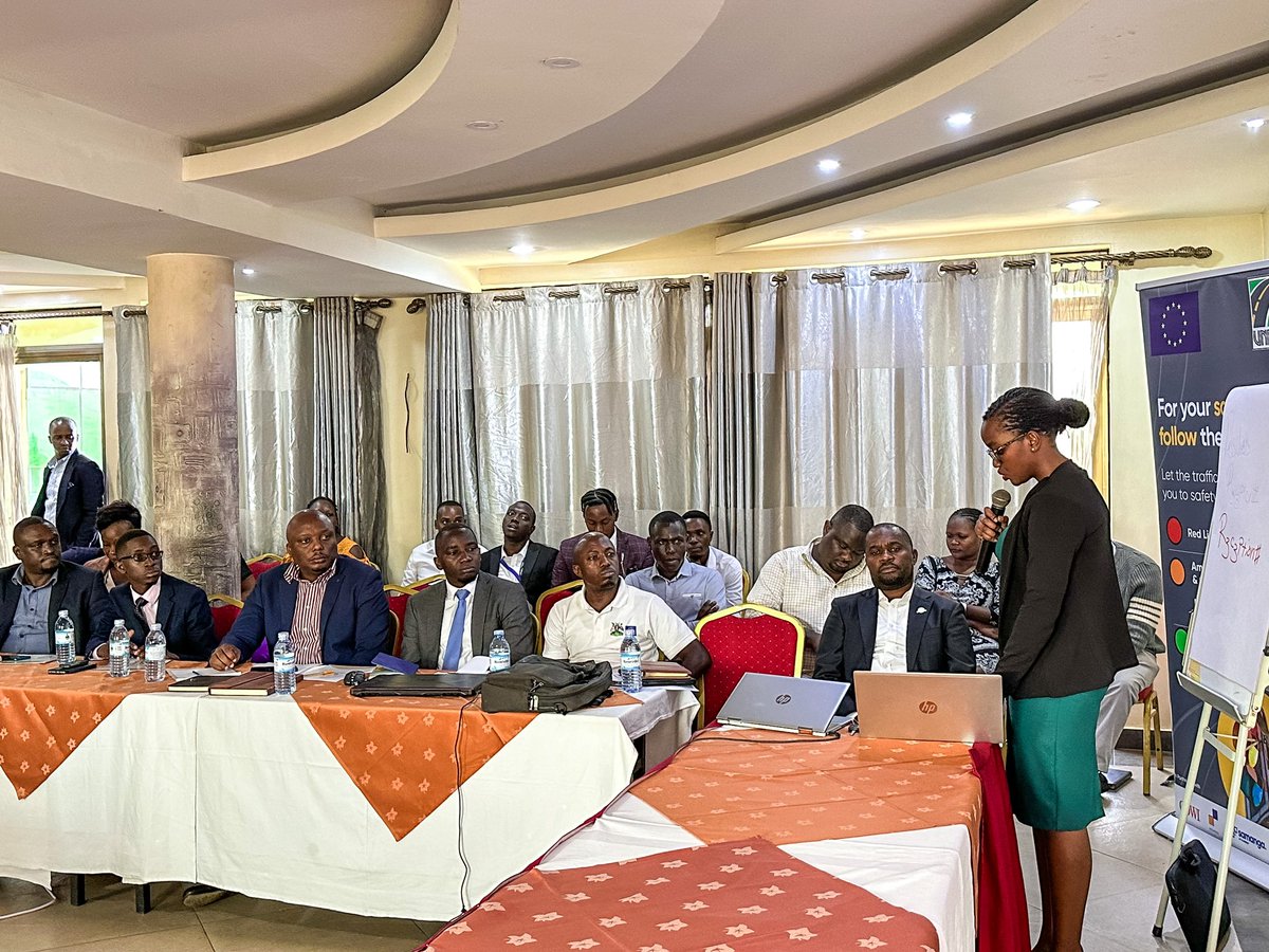 UNRA_UG's tweet photo. #NOW: Stakeholder engagement on the recently installed Traffic Signals along the Kampala—Northern Bypass.

🚦Signalization is intended to improve safety for motorists, pedestrians and cyclists 🚴‍♀️ , ultimately enhancing coordinated traffic flow along the interchanges. 

#UNRAworks https://t.co/AlcPDg8Qgt