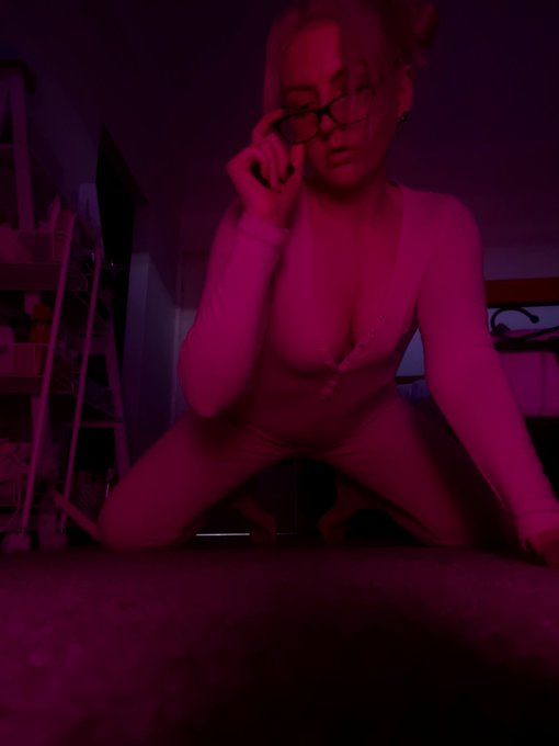 What you got down there?  In my pink era, living my hottest blonde Barbie fantasy https://t.co/FMl5HGYocX  #sellingcontent<a href="/tag/sellingcontent"class="tags"><span>#sellingcontent</span></a>