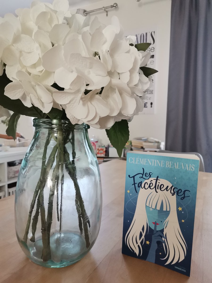 🌼 Bonjour, comment allez-vous 🌼

J'ai le plaisir de vous parler de ma dernière lecture : 
Les Facétieuses de Clémentine Beauvais, que j'avais eu la chance de rencontrer lors d'une rencontre en librairie.

Comment définir ce roman ? 
instagram.com/p/Ct_Itzpqcof/…

Belle journée 😍