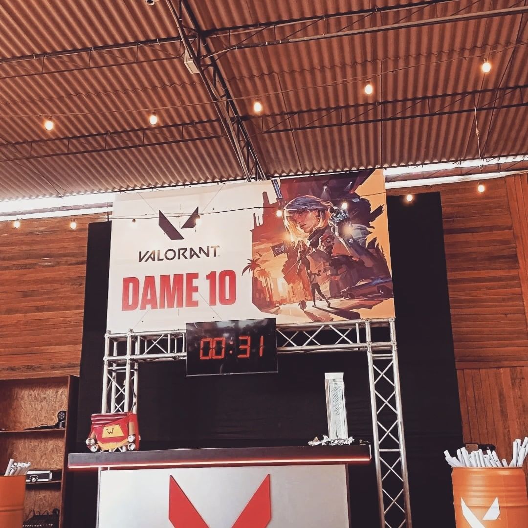 L4tzu's tweet photo. Me sorprende y a la vez me gusta que hagan eventos oficiales en Perú y más paises para promocionar el nuevo modo Deathmatch Definitivo y a la nueva agente Deadlock además de hacer participar a los que asisten haciendo equipos para ganar premios 🎉
#DeathmatchDefinitivo #VALORANT https://t.co/9UVGPe4X8m