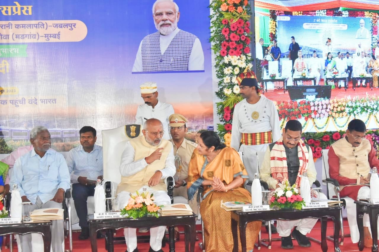 भोपाल से PM मोदी ने रांची-पटना वंदे भारत एक्सप्रेस को दिखाई हरी झंडी PM Modi flags off Ranchi-Patna Vande Bharat Express from Bhopal
