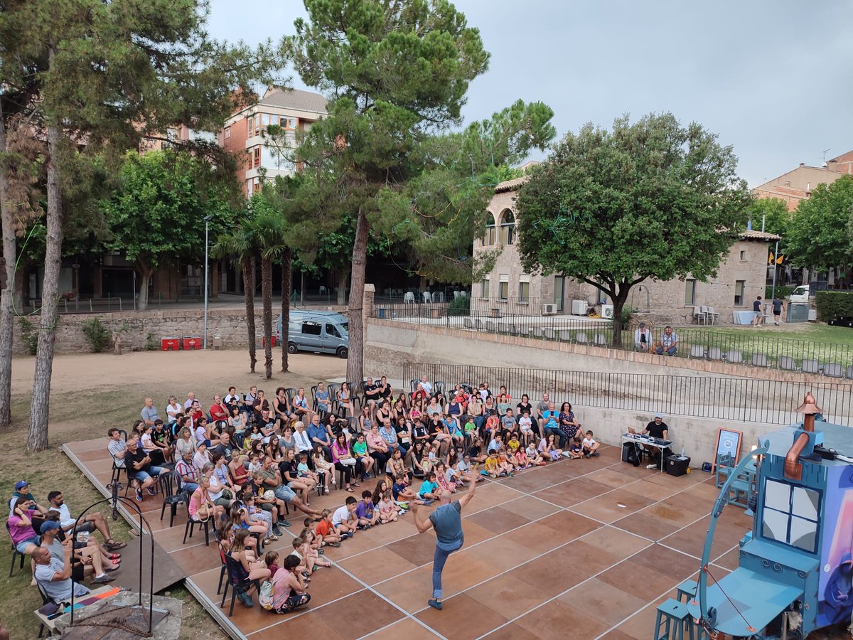 pratsdellucanes's tweet photo. 📸 Desenes de famílies han gaudit aquest dilluns a la tarda de l'espectacle de clown, circ i humor gestual "L’Actitud" de la companyia @JAMwebcat. Amb aquesta activitat, #PratsdeLluçanès ha posat fi a la programació de les Festes de Sant Joan i els Elois 2023. https://t.co/hJGt5nwBa0