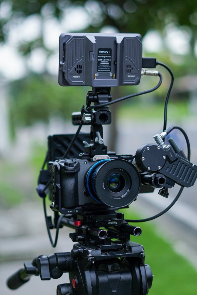 📷Sony FX30 cinema rig build by @itscucho featuring the Shimbol Memory I Recorder/Monitor

Learn more: zeroone-video.com

#shimbol #sonyalpha #sonyfx30 #fx30 #smallrig #tilta #sonycinema #cinemarig #camerarig #cameragear #camerabuid #camerasetup #filmgear #gimbaloperator