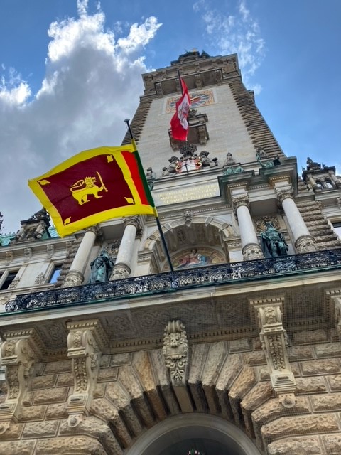 Staatsrätin für Internationales @almutmoeller hat gestern den neuen Honorarkonsul für Sri Lanka 🇱🇰, Paul Bethke, im Hamburger Rathaus empfangen. Viel Erfolg für die neuen Aufgaben!