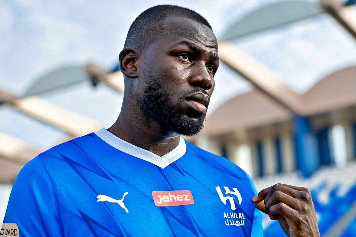 Koulibaly sobre a ida para a Arábia Saudita:

"É um contrato muito grande, não posso negar que influenciou. Vou poder ajudar a minha família toda a viver bem e apoiar atividades da minha associação no Senegal. Tenho muitos projetos para ajudar jovens e começámos a construir uma