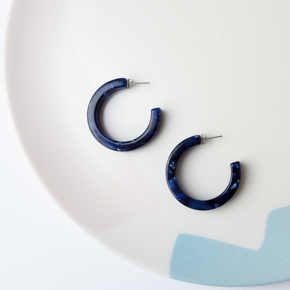 CustomMadeUK's tweet image. SAMPLE SALE! We have some one off pieces in our sample sale PLUS you can get a further 20% off all sale items with code 20SALE 
custommadeuk.com
Picture: Galaxy Chunky Hoop Earrings