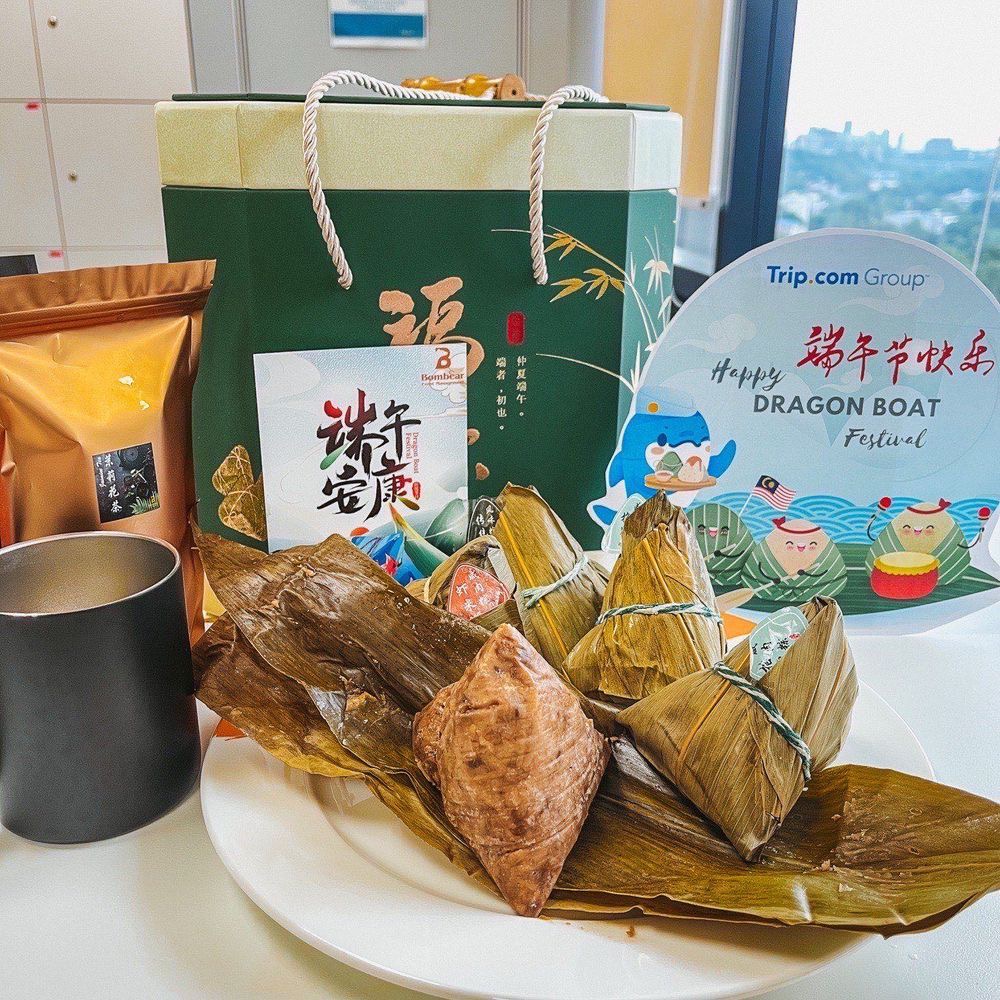 tripcomgroup's tweet photo. We had an incredible time celebrating Dragon Boat Festival with our colleagues😀✨
Relishing in the festivities and savoring the delectable zongzi (sticky rice dumplings) together!
#DragonBoatFestival #triplife https://t.co/nt8y7cJvih