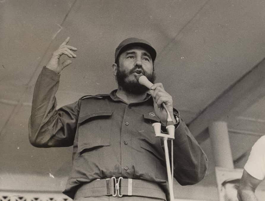 #Fidel : “Sabemos lo que es una revolución, sabemos los antagonismos que se enfrentan en una revolución, sabemos, además, que esta revolución se desarrolla en condiciones especiales, que no sería igual tal vez si estuviésemos a muchas millas de distancia del imperio yanki”.