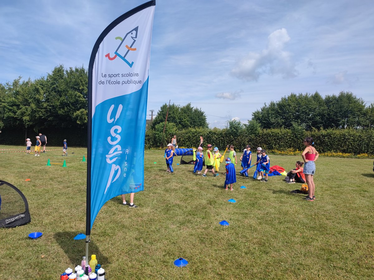 Journée olympique pour les 223 élèves de l'école primaire de Buironfosse. En attendant l'inauguration de la fresque olympique, petits et grands engagés sur 16 ateliers sportifs. #coopération #valeurs <a href="/usepnationale/">USEP nationale</a>  <a href="/DSDEN_Aisne/">DSDEN de l'Aisne</a> <a href="/PINEL1/">PINEL Laurent</a> <a href="/NouraBader02A/">Noura Bader</a> <a href="/EDCircoHirson/">EMERIC D.</a>  #Paris2024
