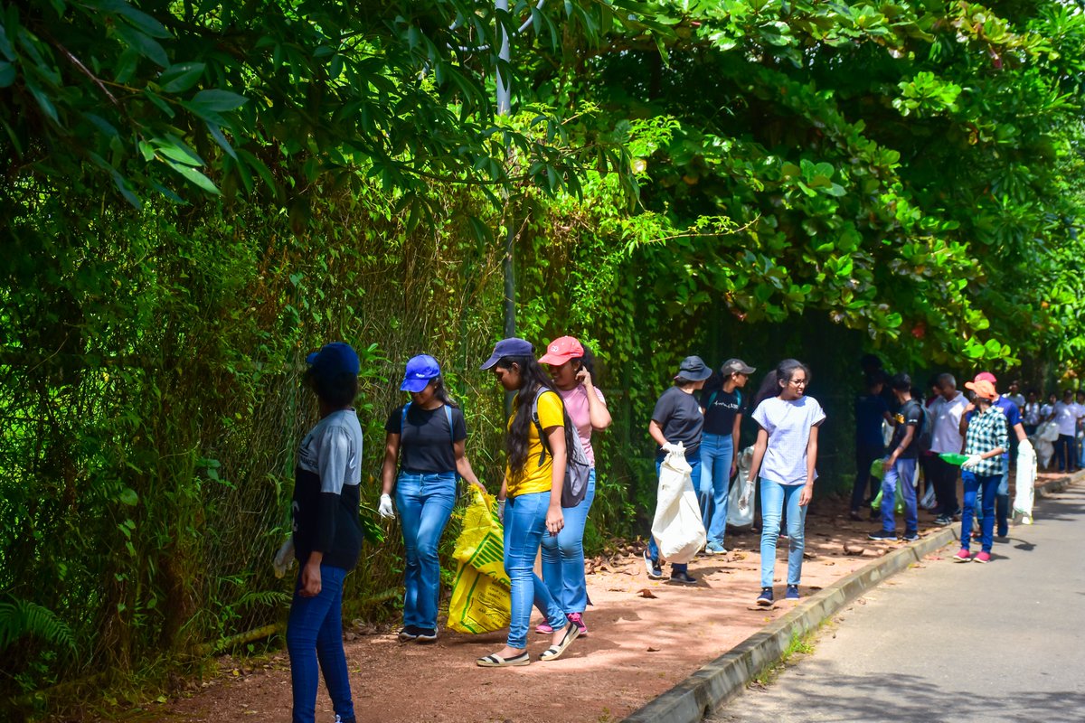 Amazing teamwork at Beddagana wetLand park pathway! 🇨🇦🇱🇰 In anticipation of #CanadaDay, the #ZeroPlastic #Movement and the Sri Lanka-Canada Business Council of The Ceylon Chamber of Commerce came together to clean up the roadsides.