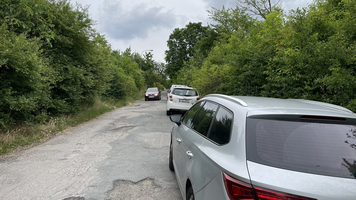 Chumchalova_M's tweet photo. Ulice Šedova mezi Juliánovem a Vinohrady: ještě nedávno bezpečná trasa pro kočárky a děti na odrážedlech, teď se musí vyhýbat jednomu autu za druhým a vzniklo oblíbené parkoviště. Neví někdo, proč se posunuly betonové zátarasy? A jestli se vrátí, nebo se zvažuje třeba chodník? https://t.co/LN7lpmig4h