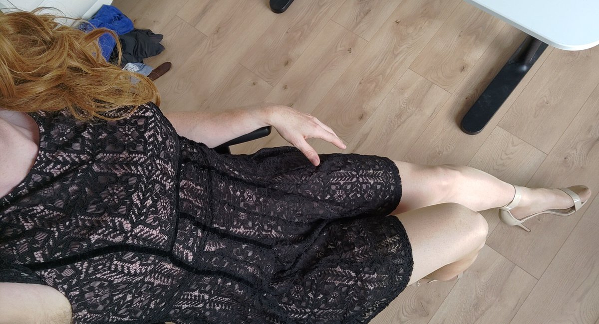 At home, 'working' 😉
#crossdressing #crossdresser #highheels #workinggirl #tgirl #dressup