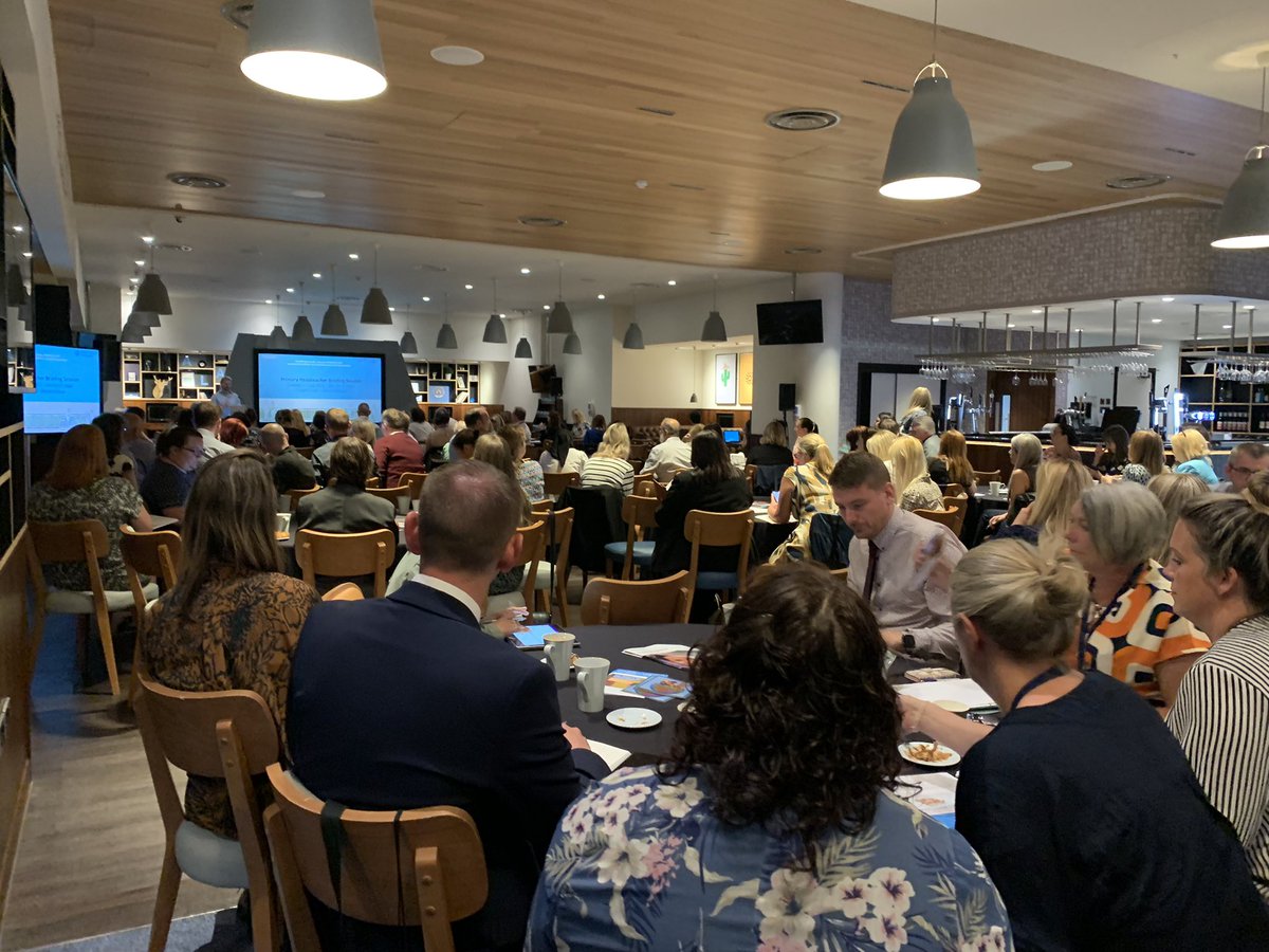 Fantastic turn out at the Primary Headteacher Briefing today @Etihad_Stadium for @mcr_education 

Wonderful that @OneEducation was highlighting all our FREE resources 

Exciting to hear the next steps of #ouryear to #childfriendlycity from @GarryBridges