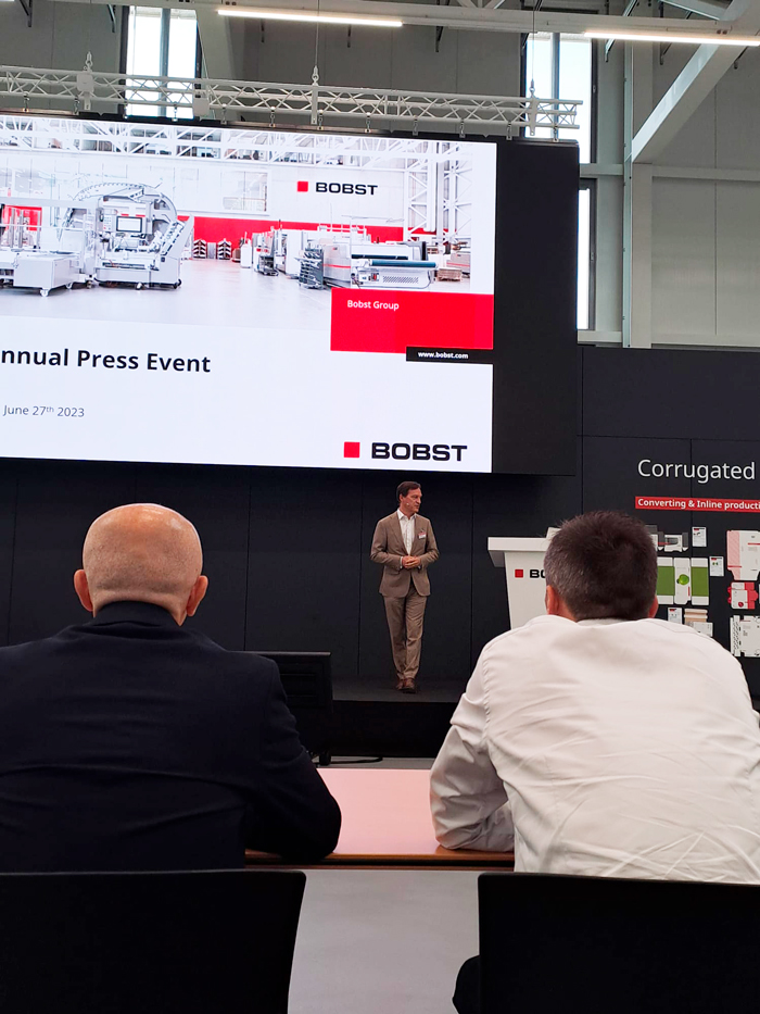 RevistaInfopack's tweet photo. Jean-Pascal Bobst, CEO de Grupo BOBST, explica en el Bobst Annual Press Event la visión de la #industria de la compañía, basada en una estrategia a largo plazo, fuertes valores humanos y compromiso con la inversión y la #innovación. Pronto más en https://t.co/i4QJCMOupp https://t.co/gjaNifLd1e