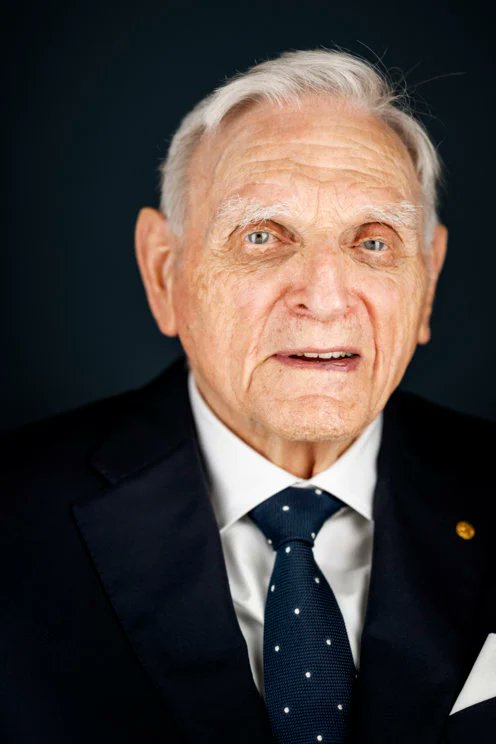 John Goodenough, Miterfinder der Lithium-Ionen-🔋, ist im Alter von 100 Jahren verstorben. Dank ihm haben wir die Möglichkeit die Klimakrise zu meistern! Zum Abschied bedanken wir von <a href="/VulcanEnergie/">Vulcan Energy Germany</a>  uns bei diesem großartigen Forscher.