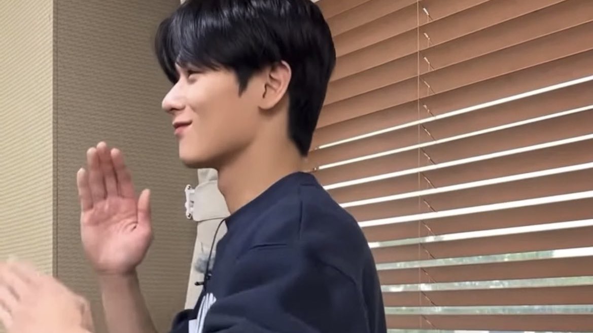 hyunjaesprite's tweet photo. baby meet me at the back of the library https://t.co/5hCeKXruLt