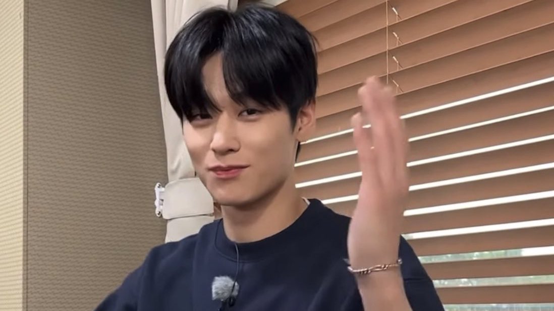 hyunjaesprite's tweet photo. baby meet me at the back of the library https://t.co/5hCeKXruLt