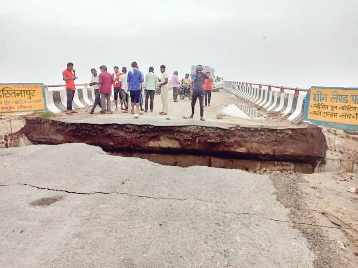 INCUttarPradesh's tweet image. मेरठ-बिजनौर के बीच स्थित हस्तिनापुर पुल का एप्रोच रोड गंगा में विलीन हो गया।

यह पुल 2020 में ही बनकर तैयार हुआ था। मगर, पिछली साल 2022 में ही इसका एप्रोच रोड गंगा की गोद में समा गया। इस वर्ष 2023 में फिर से इसका एप्रोच रोड बह गया।

बताया जा रहा है कि इसका बजट लगभग 45-50 करोड़ तक…