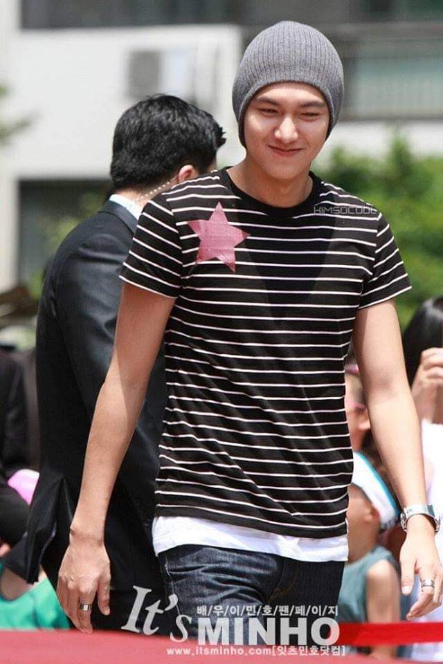 2009.6.27 #LeeMinHo at fansign Levi Strauss
Why so cute Minhossi 🫠🫠🫠
#LeeMinHo
Ctto