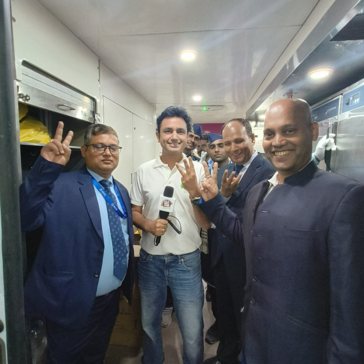 #VandeBharatExpress की पहली भोपाल यात्रा में कुछ मुस्कुराते चेहरे , जो निश्चित करते है की आपकी यात्रा मंगलमय हो
#VandeBharatExpress   
#देश_के_कोने_कोने_में_वंदे_भारत
<a href="/BJP4MP/">BJP Madhya Pradesh</a> <a href="/narendramodi/">Narendra Modi</a> <a href="/agrawalviny/">RJ Viny</a> <a href="/NishantVijai/">Nishaant</a> <a href="/NamjoshiRahul/">Rahul Namjoshi</a> <a href="/RailMinIndia/">Ministry of Railways</a> <a href="/imrjnavneet/">Rj Navneet</a> <a href="/MYFMIndia/">MY FM</a>