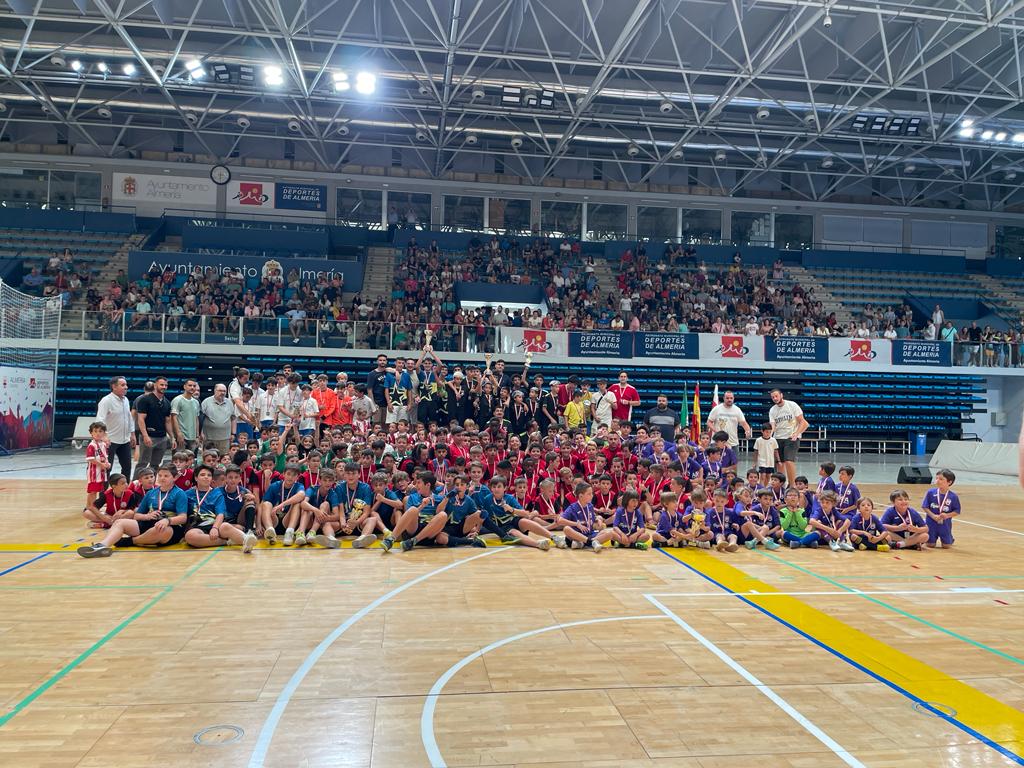 ⚽️ Más de 800 deportistas participan en los Juegos Deportivos Municipales de Fútbol Sala.

El Palacio de los Juegos Mediterráneos acogió la entrega de las medallas de los participantes en la 38º edición de la competición del PMD.

#AlmeríaEsDeporte almeriaciudad.es/pmd/mas-de-800…