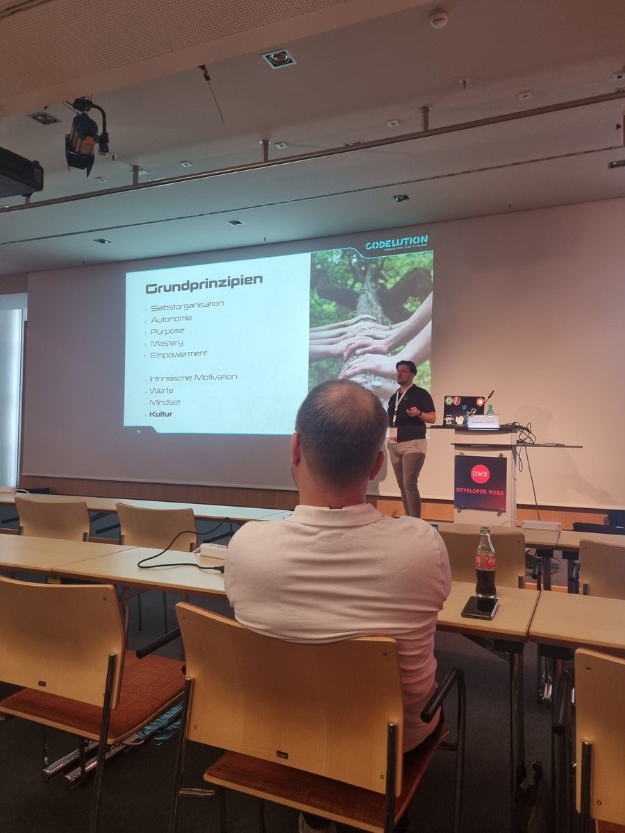 Der agile Track startet.  @rokatainment erklärt was in agilen Teams häufig schief läuft. Wichtig ist u.a. intrinsische Motivation, um die es auch in meinem Talk am Donnerstag geht. 😄 Scheint wichtig zu sein. 🙃 #dwx23