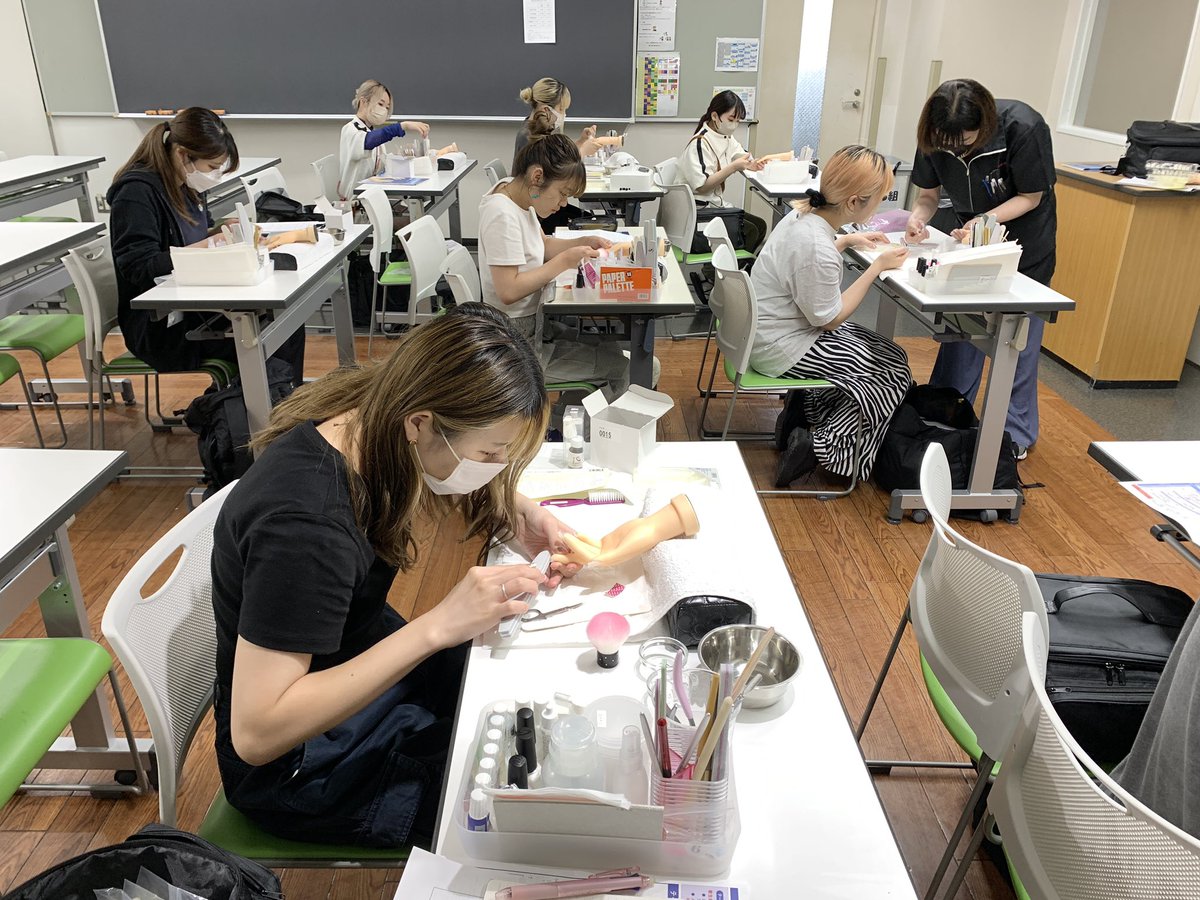 TAKAYAMA0601's tweet photo. 2年生の放課後はネイル講習💅💭

7月の本番に向けて集中して頑張っていました🙌🏻✨ https://t.co/iW1xTX3vv2