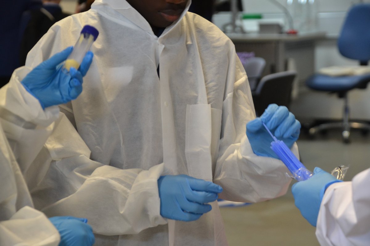 LabMedicineMFT's tweet image. An end to #nationalpathologyweek and a celebration of #ArmedForcesDay, students from schools across Manchester were at @Salforduni to experience the different activities based on careers in the NHS. Full album on our Facebook page: facebook.com/MFTlaboratorym…