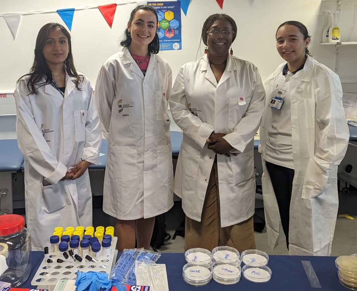 LabMedicineMFT's tweet image. An end to #nationalpathologyweek and a celebration of #ArmedForcesDay, students from schools across Manchester were at @Salforduni to experience the different activities based on careers in the NHS. Full album on our Facebook page: facebook.com/MFTlaboratorym…