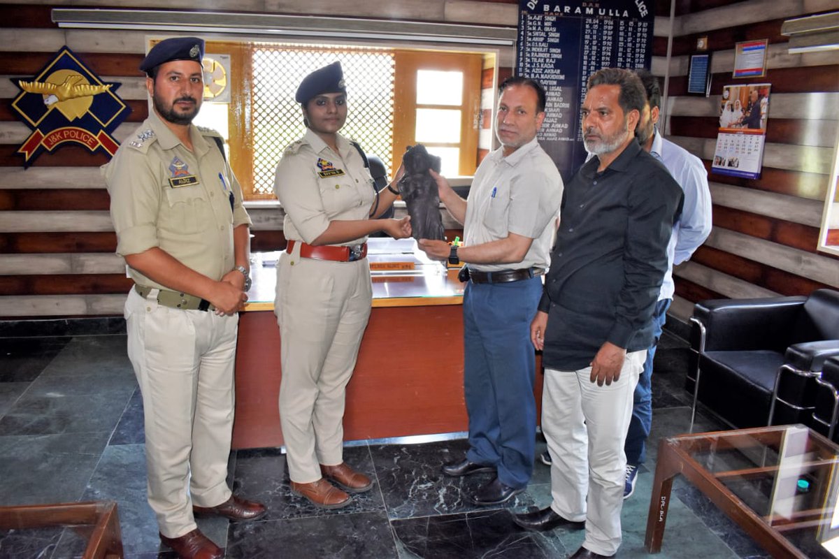 SP HQRS BARAMULLA HANDED OVER OLD SCULPTURE OF GODDESS LAKSHMI WHICH WAS FOUND IN SHEERI BARAMULLA TO THE DEPARTMENT OF ARCHAEOLOGY J&K. @JmuKmrPolice @KashmirPolice @DIGBaramulla @DCBaramulla @Amod_India @DivyaDev_ips