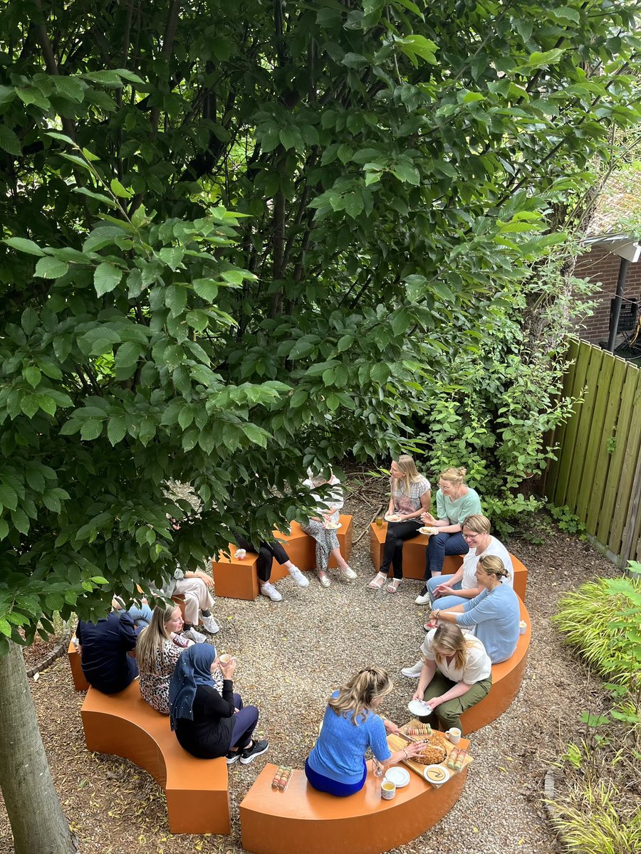 Team <a href="/ECIO_NL/">ECIO | Expertisecentrum inclusief onderwijs</a> geniet van de tuin én taart in de pauze van hun teamdag.
<a href="/Consortium_v_I/">Consortium voor Innovatie</a> #Innovatiehuis