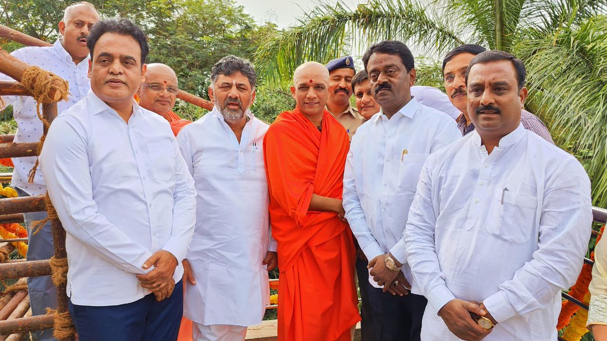 BMSandeepAICC's tweet photo. Today I took part in the 514th Jayanti Celebrations of #NadaprabhuKempegowda organised by #VijayKarnataka in Ramana Maharushi Road. Blessed by Sri Sri Nirmalanandanatha Swamiji  inaugurated by Shri @DKShivakumar ji MLA Shri  Ashwath Narayan, Shri Munirathna and other leaders were present It was a proud moment to remember a visionary such as Sri Kempegowda who saw the potential of #Bangalore much ahead of time.
#KempegowdaJayanthi
@SriNNS #NirmalanandanathaSwamiji
@kharge @kcvenugopalmp @rssurjewala