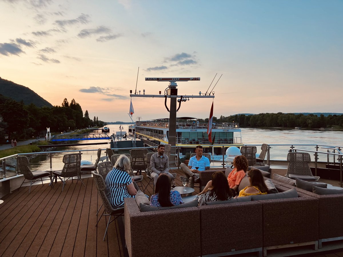 A perfect evening in Vienna aboard the <a href="/Travelmarvel_TM/">Travelmarvel</a> Polaris with our travel agent partners enjoying <a href="/Robin_Jee/">Bob Gee</a> ‘s hospitality #APTfamtrip2023 #rivercruising