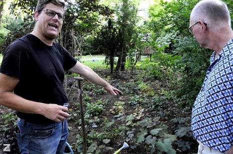 Wethouder Rietman en Wursten planten de Heuchera dlvr.it/SrJ01k