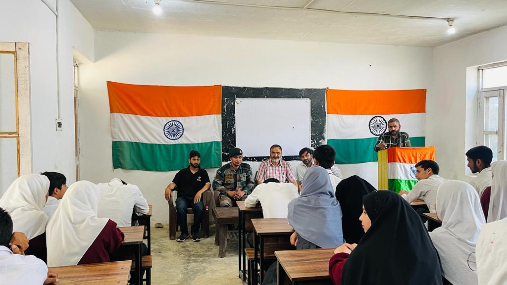 Indian Army organised Inter school quiz competition on 'Know your Nation, Army & Kashmir'  at Krusan,  Lolab.

#Kashmir
#Kupwara
#IndianArmy
#HumSayaHaiHum
#QuizCompetition
#KnowYourArmy
#ProsperousKashmir
#KashmirAgainstTerror