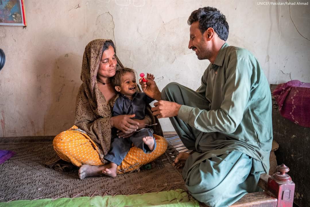 بچوں کے ابتدائی سالوں میں ان کی بھرپور ذہنی نشوونما کے لئے یہ اہم ہے کہ آپ ان کے ساتھ شفقت سے پیش آئیں اور اپنے پیار کا اظہار کریں۔اس کے ساتھ ساتھ یہ بھی ضروری ہے کہ آپ اپنے بچوں کے ساتھ کھیل کود کے لئے وقت نکالیں اور انہیں  متوازن غذا کھلائیں۔ 
#EarlyMomentsMatter 
#Health